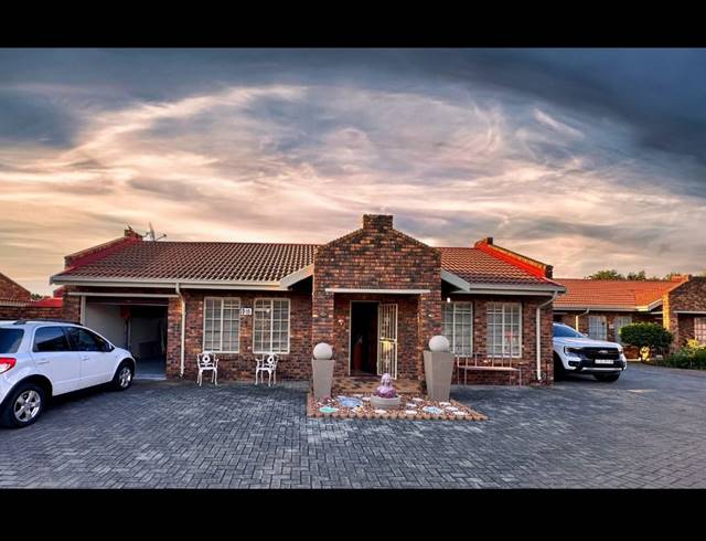 2 BEDROOM TOWNHOUSE FOR SALE IN THREE RIVERS